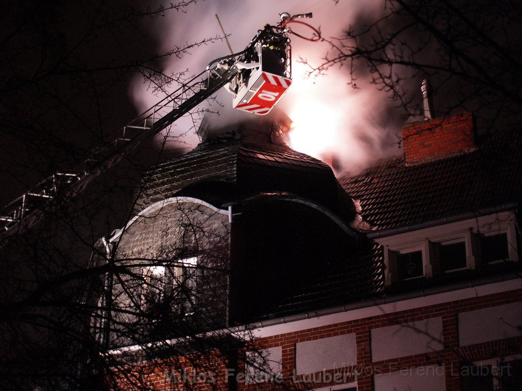 Feuer 3 Dachstuhlbrand Koeln Muelheim Gluecksburgstr P114.JPG